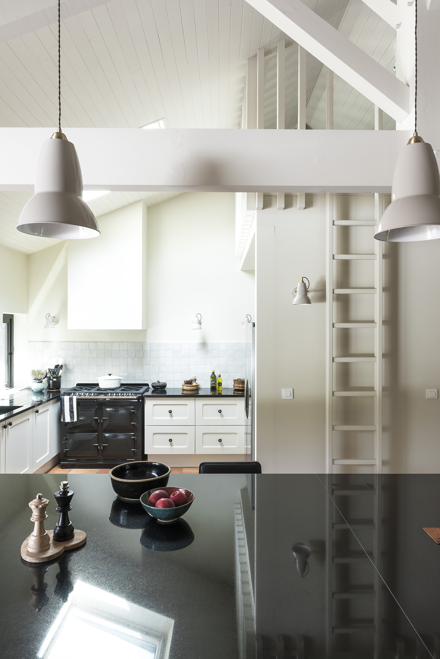Lala Architectes_Renovation_Landes_Cuisine Black&white_Mezzanine Lattis bois