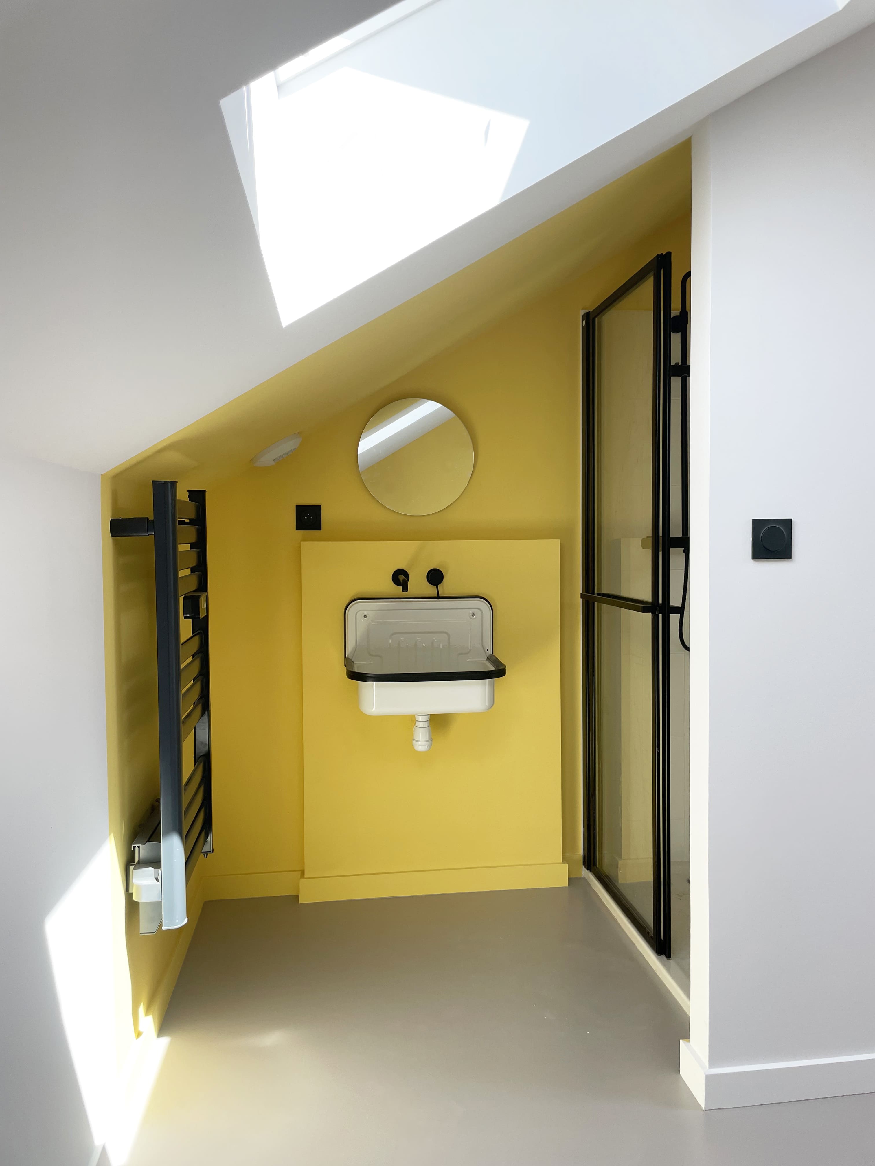 Lala Architectes_maison_landes_dortoir_peinture de sol_couleur_peinture jaune_salle d'eau_rampant