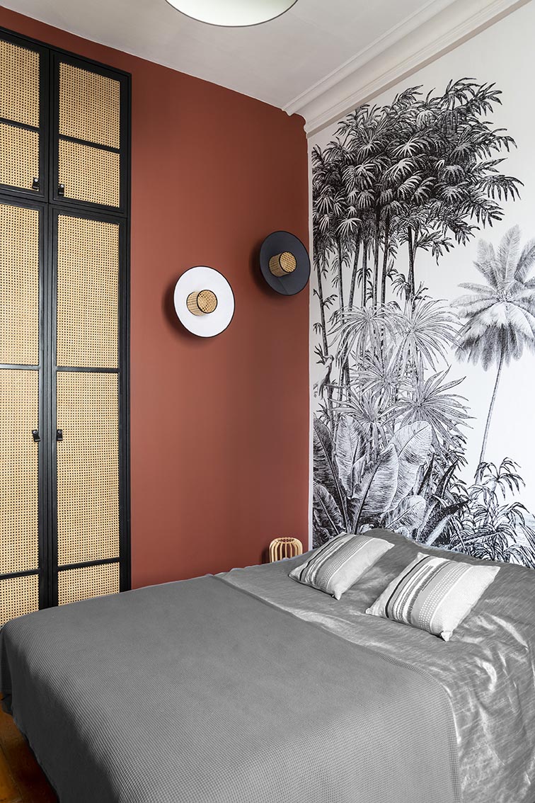 Rénovation_Echoppe_Lala-architectes_Chambre_Dressing_Cannages_Applique_Singapour_Marketset_Terracota_Papierpeint_fildescouleurs