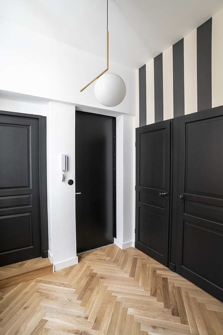 Rénovation_appartement_lala-architectes_bordeaux_Couloir_graphique_noir_blanc_supension_boule_laiton_ Entrée
