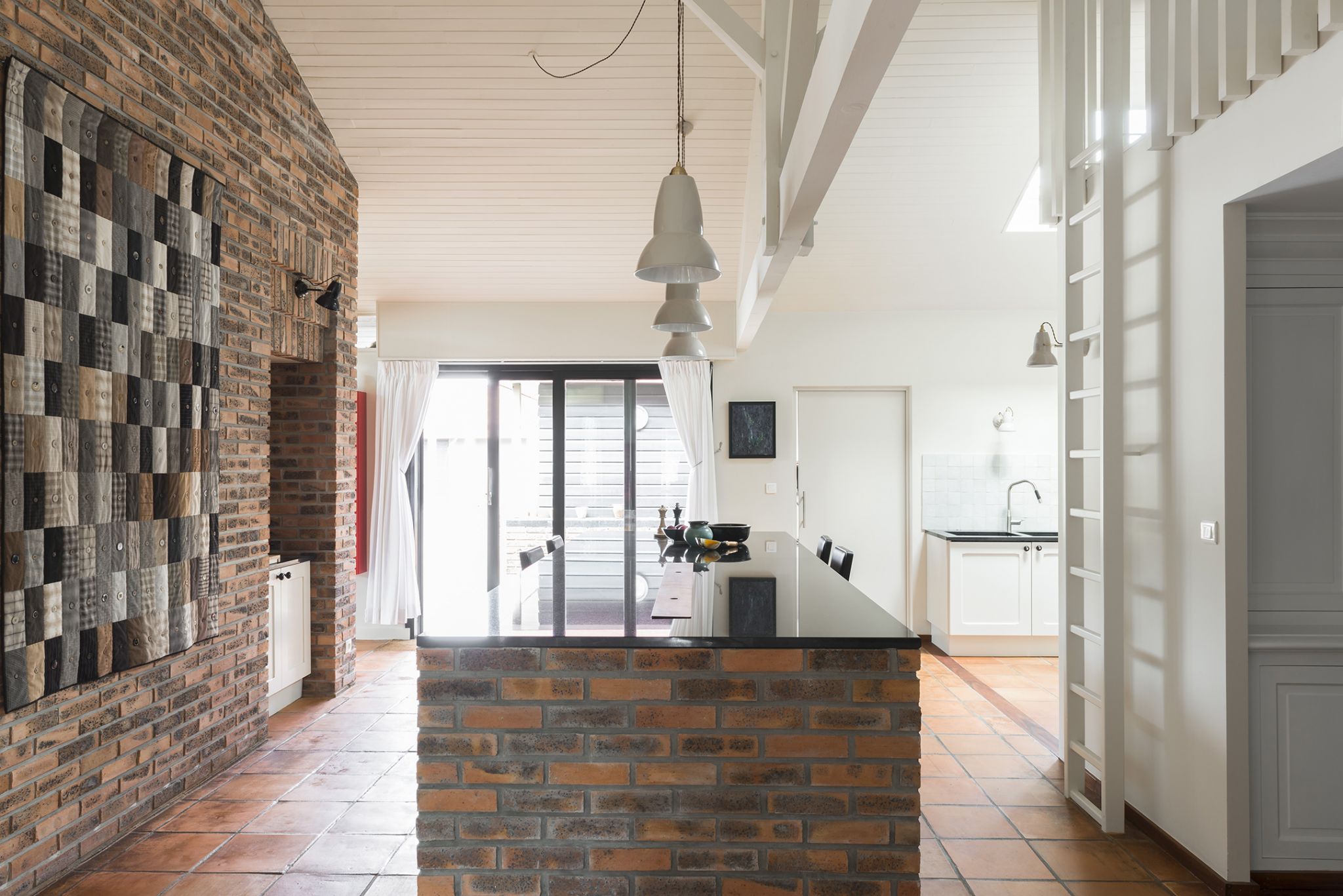 Lala Architectes_Renovation_Landes_Cuisine_Briquettes_Suspension Original BTC_Plan de travail Marbre du Zimbabwe